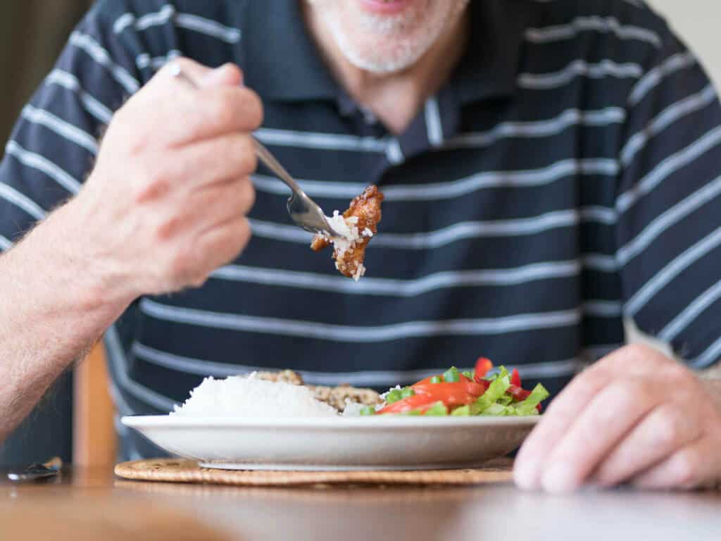 Aide à domicile pour la préparation des repas des personnes âgées.