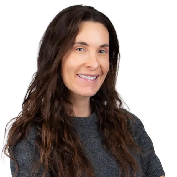 Catherine Dubuc Conseillère hébergement Visavie Bright smiling woman with long brown hair, representing quality elder care services.