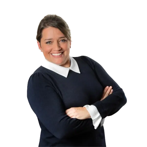 Marie-Hélène Laplante Conseillère hébergement Visavie Confident woman smiling with arms crossed, representing trustworthy senior care services.