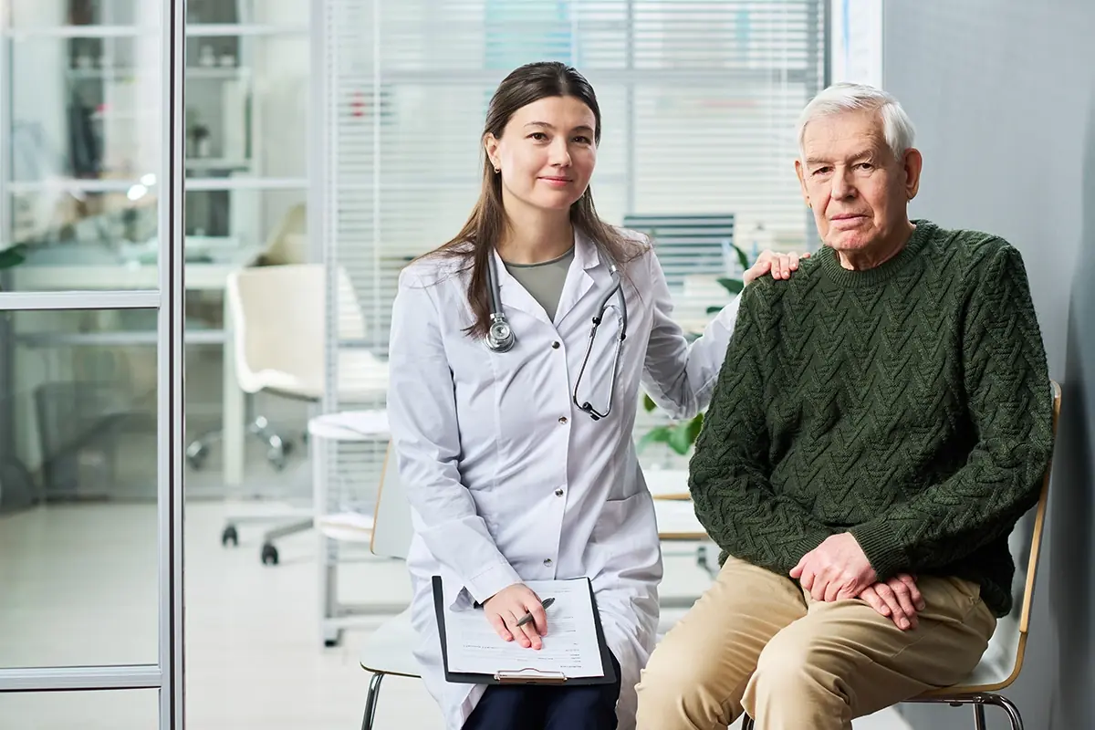 Médecin avec un patient âgé